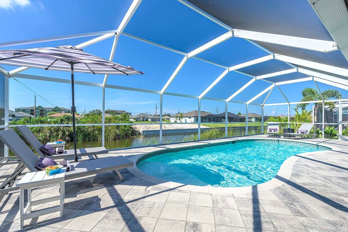 Blick auf den Kanal und tropische Sonne