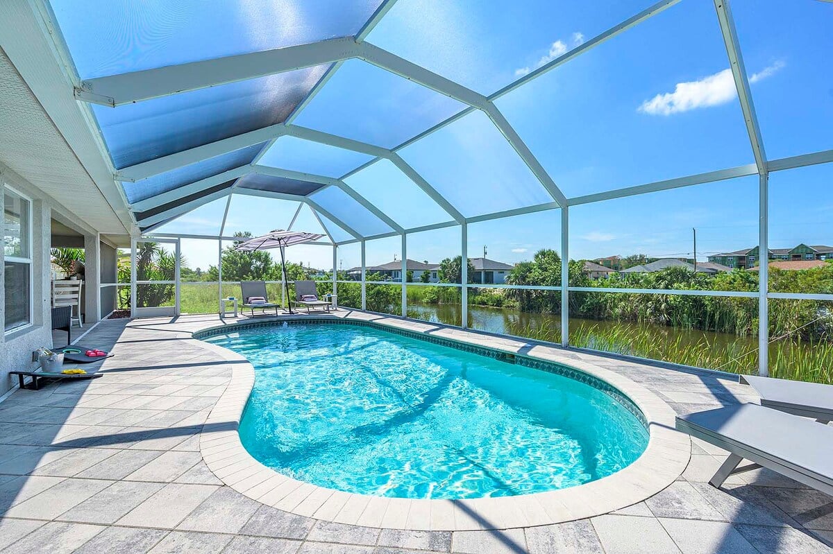 Moderne Luxusvilla am südlich ausgerichteten Kanal in SW Cape Coral.