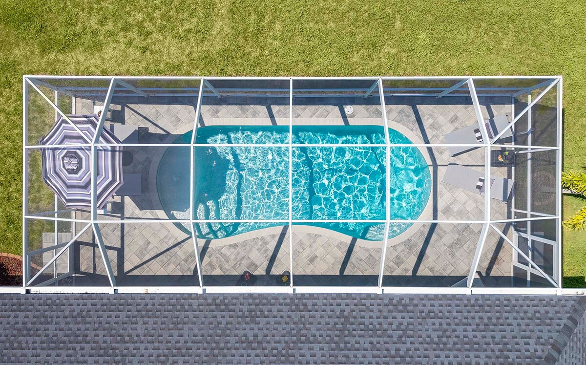 Vogelperspektive auf den Poolbereich im Wave N` Sea