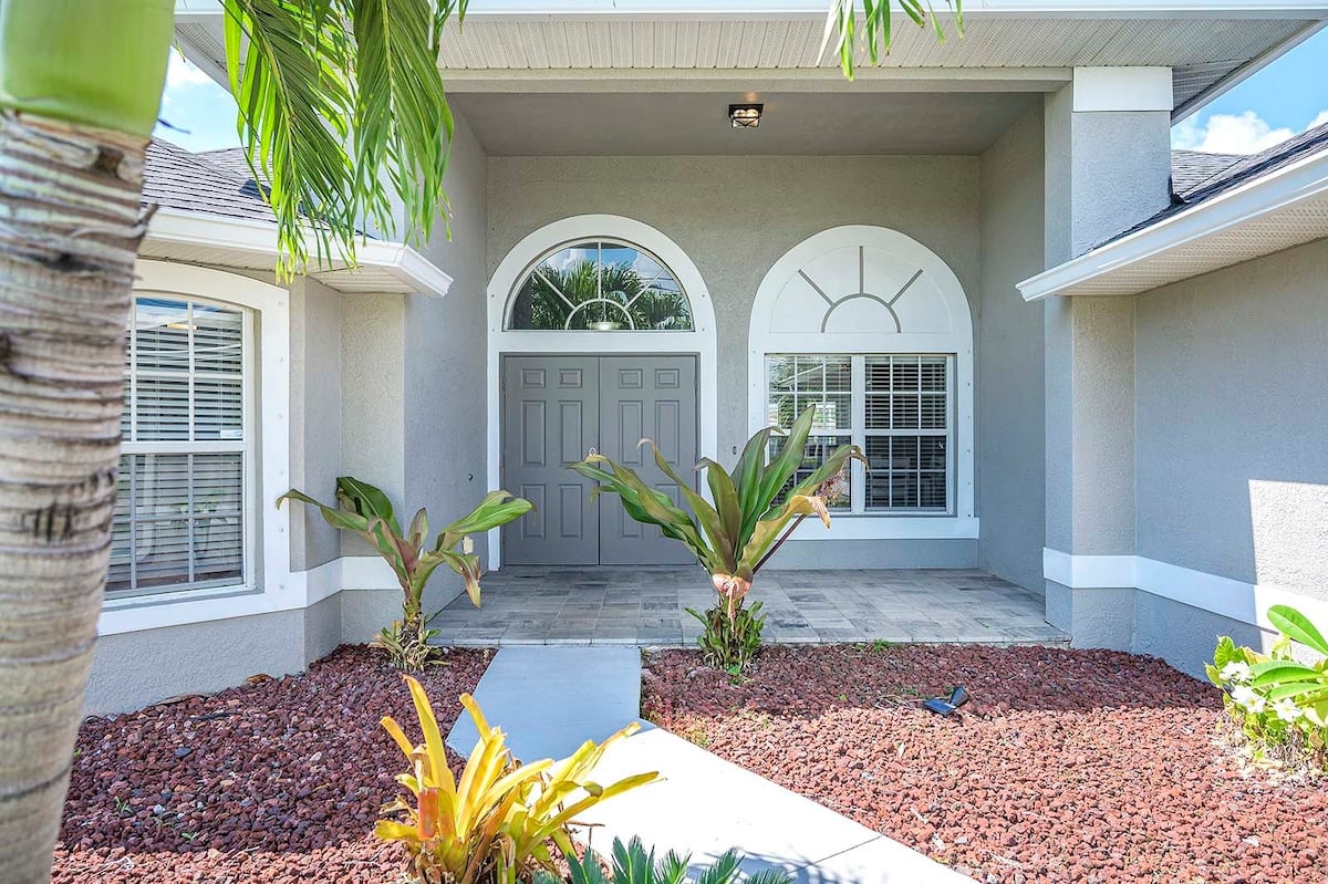 Moderne Luxusvilla am südlich ausgerichteten Kanal in SW Cape Coral.