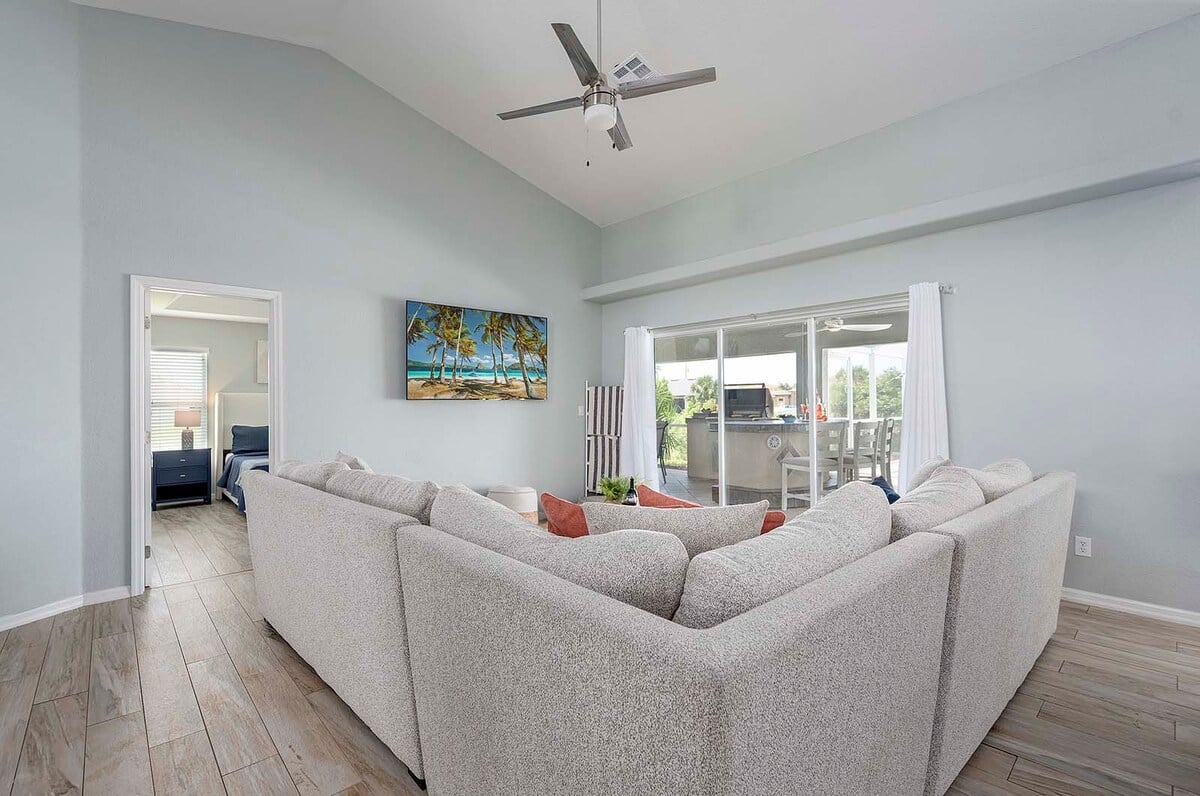 Die bequeme Couch bietet entspannende Zeit im Wohnzimmer