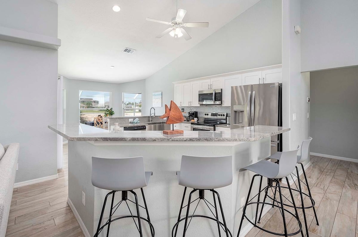 Der Barbereich lädt Sie mit zusätzlichen Sitzgelegenheiten ein, die sich hervorragend zur Unterhaltung eignen