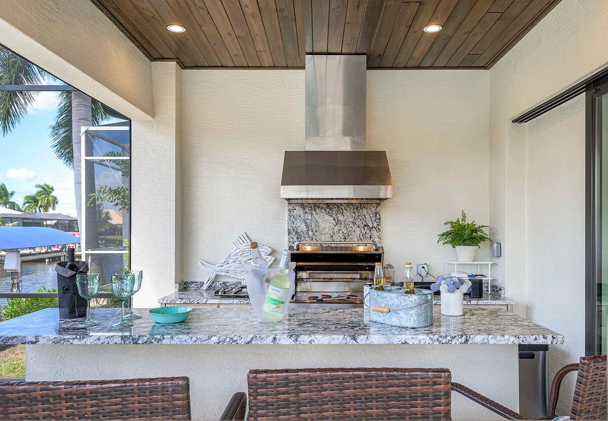 Außenküche mit Eismaschine (eingebauter Grill steht den Gästen nicht zur Verfügung) Den Gästen steht ein freistehender Grill zur Verfügung