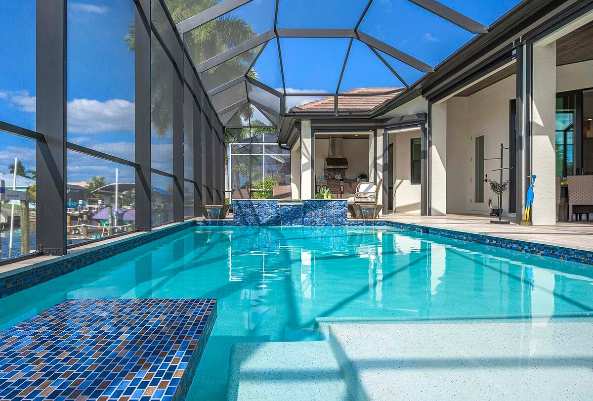 Großer Wohnbereich mit Blick auf den Poolbereich.