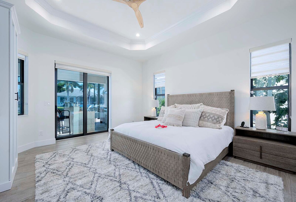 Hauptschlafzimmer mit Kingsize-Bett und Zugang zur Terrasse