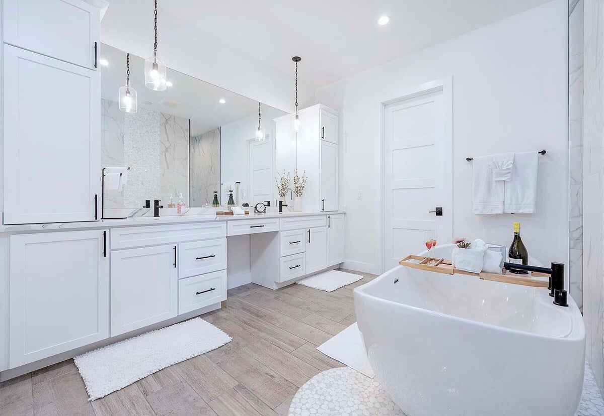 Hauptbadezimmer mit begehbarer Dusche, Badewanne und zwei Waschbecken