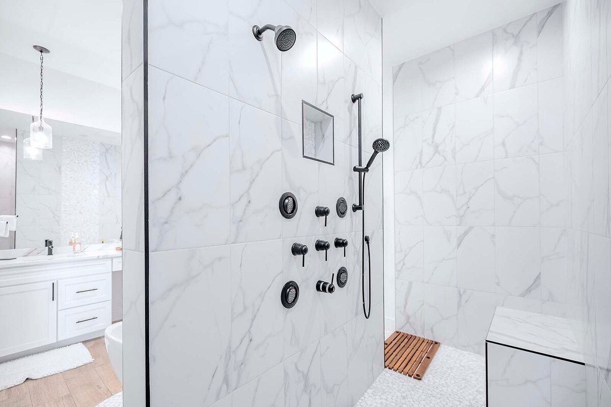 Hauptbadezimmer mit Rundum-Dusche und mehreren Duschköpfen