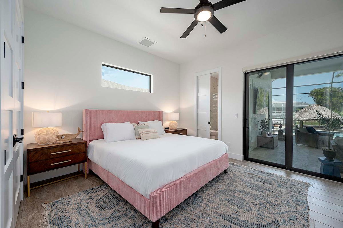 Gästezimmer mit Kingsize-Bett und kleinem eigenem Bad sowie Zugang zum Pool/Terrasse