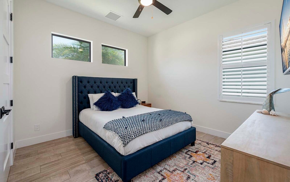 Gästezimmer mit Queensize-Bett und Gartenblick