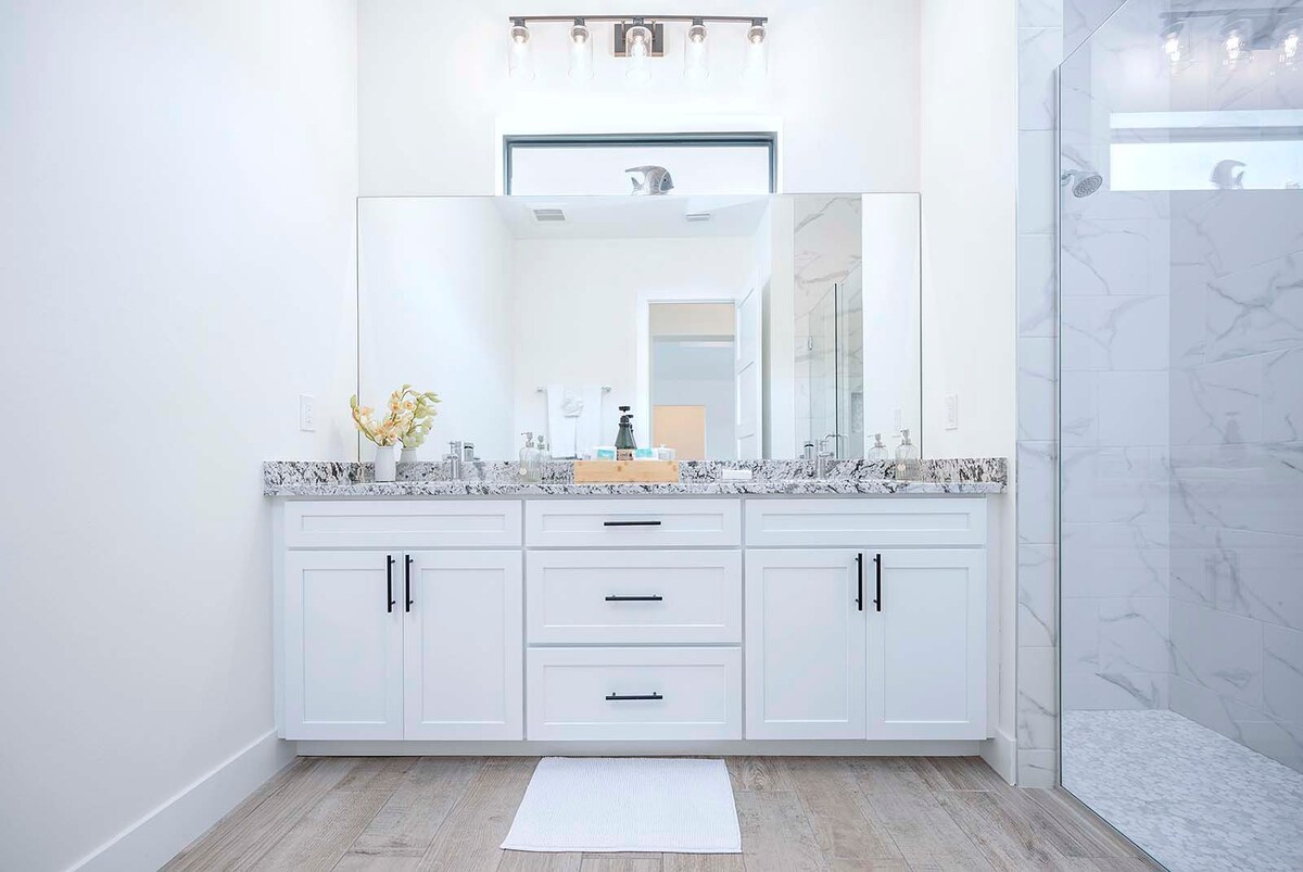 Großer Wohnbereich mit Blick auf den Pool durch bodentiefe Schiebetüren.