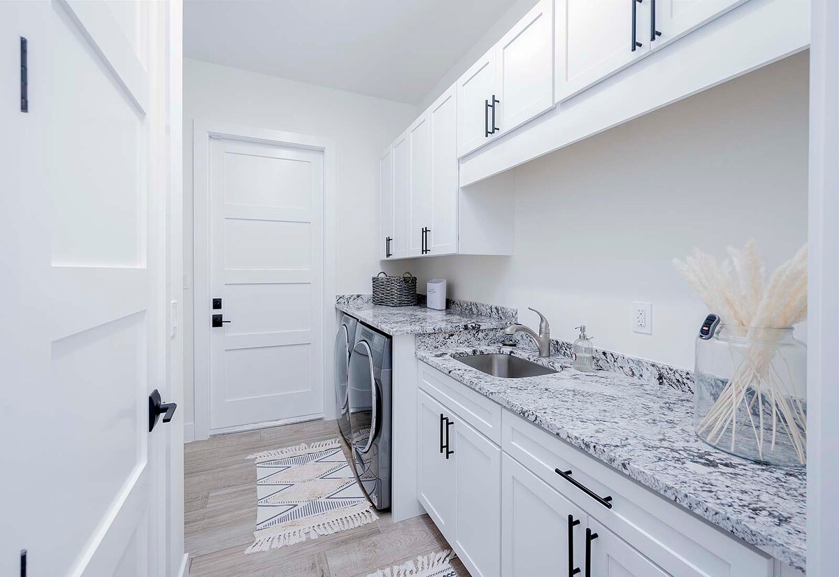 Großzügiger Wohnbereich mit Blick auf Pool und Kanal.