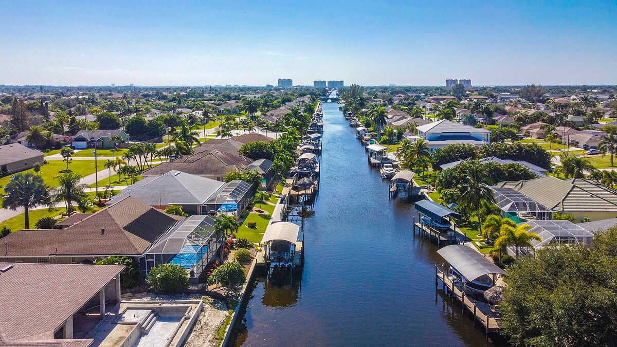 Großer Wohnbereich mit Blick auf den Poolbereich