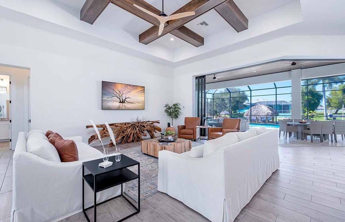 Großer Wohnbereich mit Blick auf Pool und Kanal