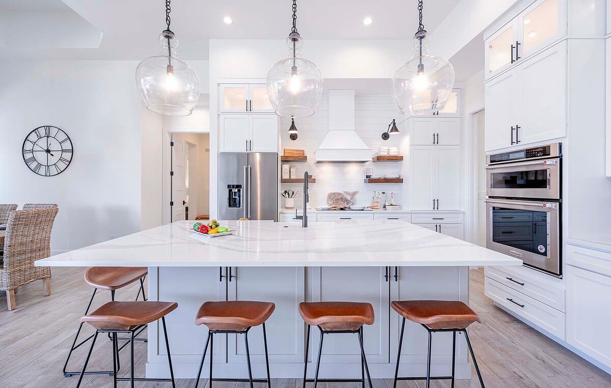 Mittelinsel mit Sitzgelegenheiten