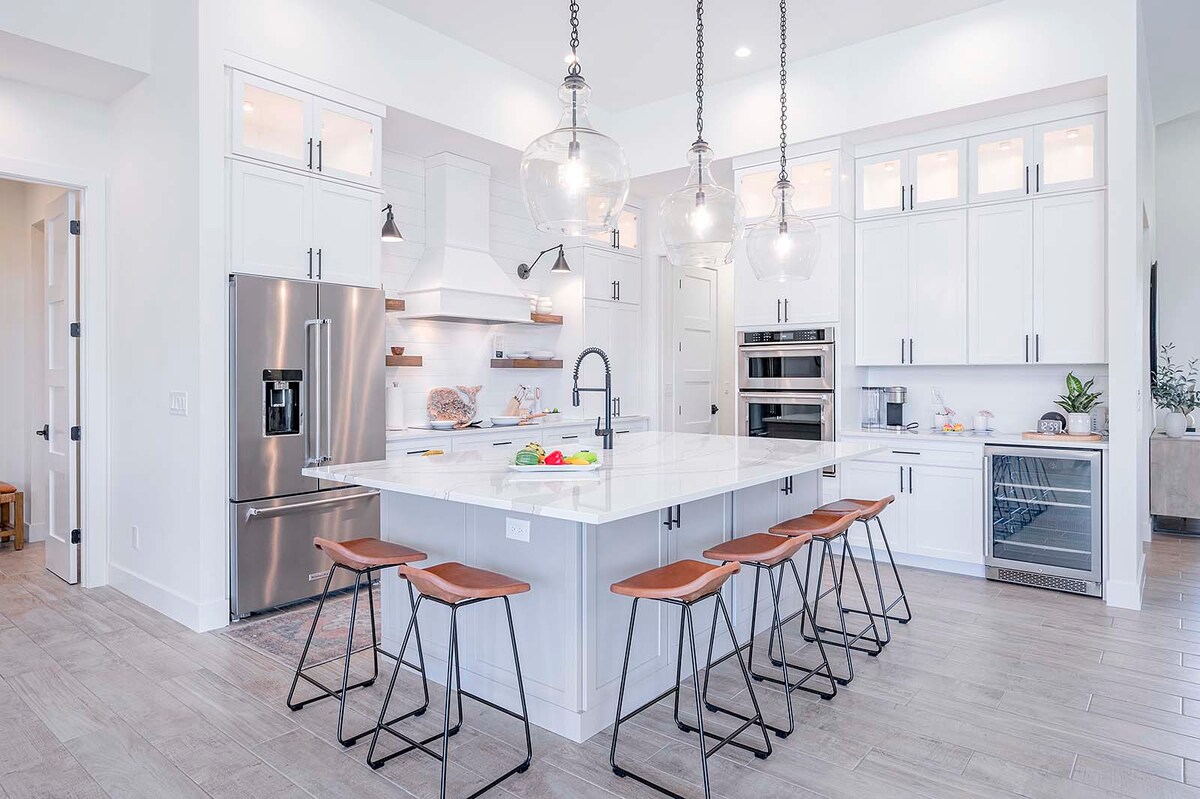 Große Küche mit Mittelinsel, ideal für Unterhaltung