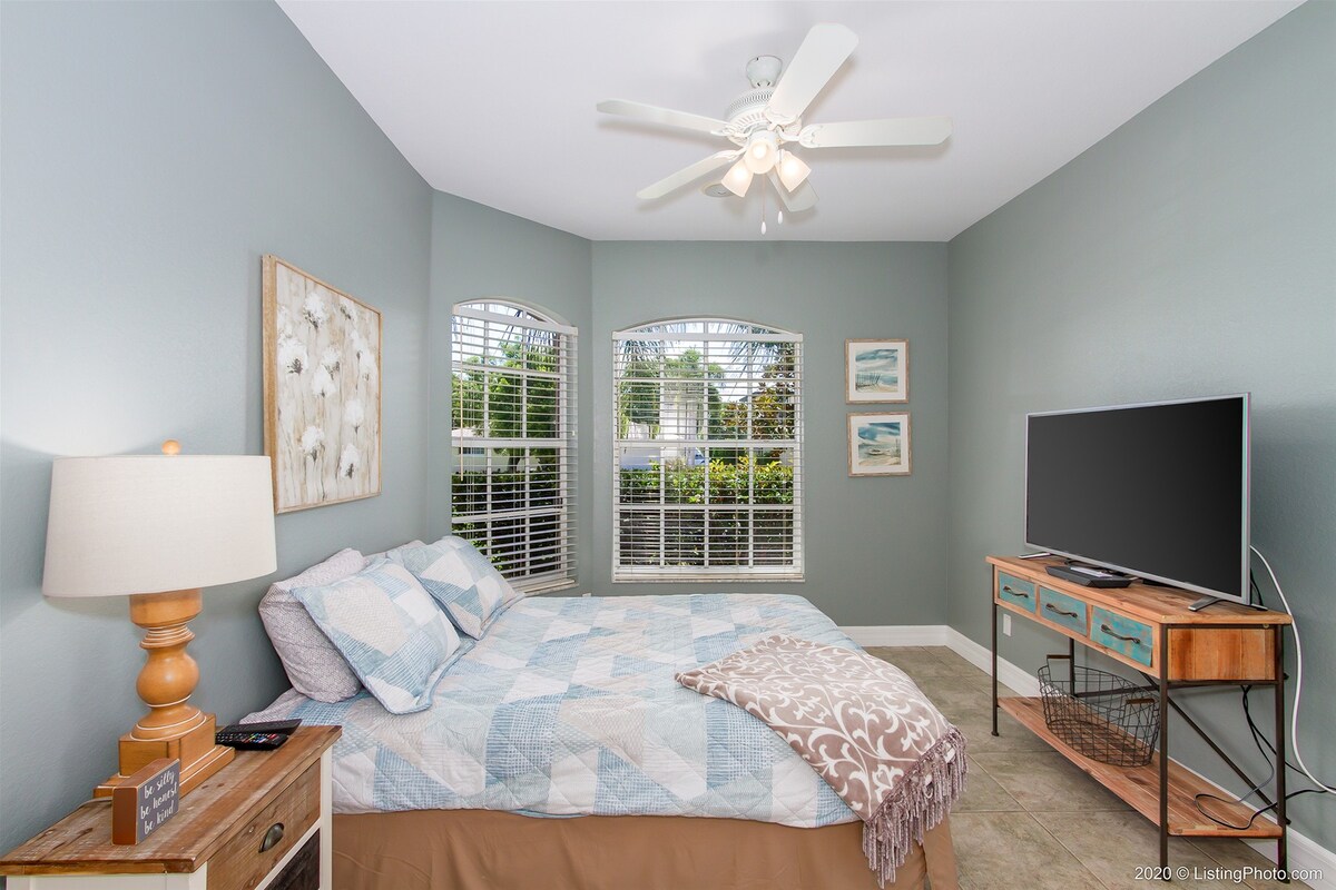 Terrasse mit Sitzbereich und Blick auf den Kanal.