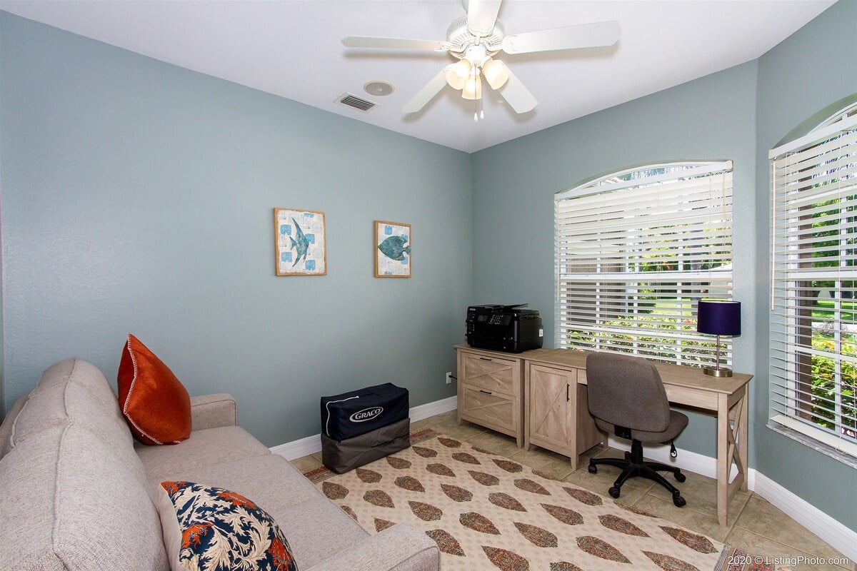 Sitzbereich im Außenbereich mit Blick auf den Kanal.