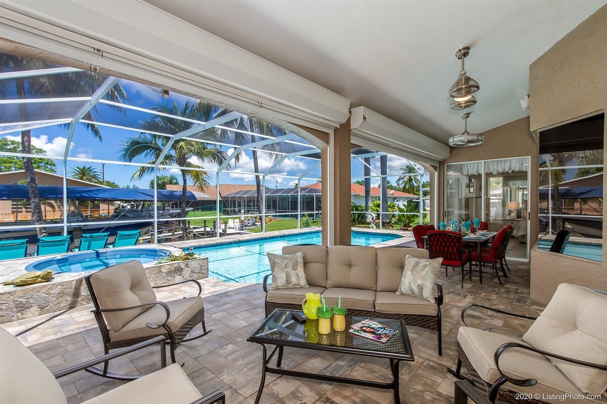 Lounge- und Essbereich auf der Terrasse mit Blick auf den Kanal