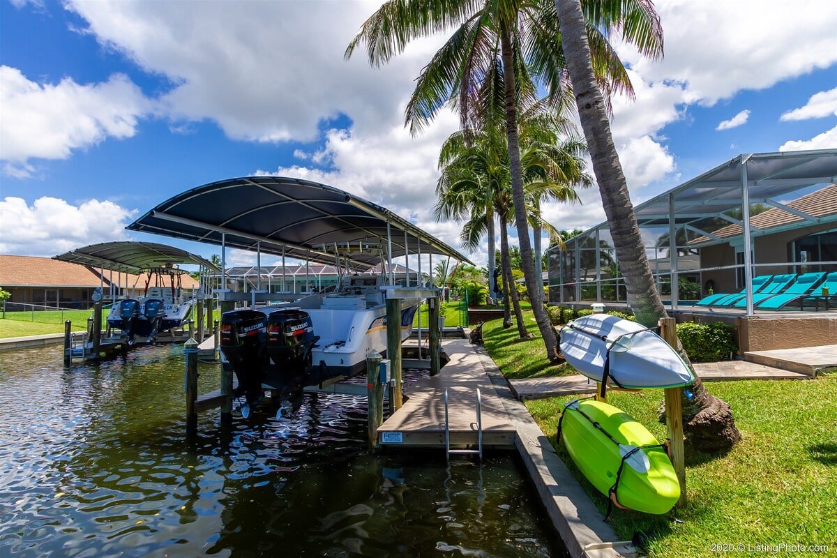 Terrasse mit Outdoor-Essbereich und Blick auf den Kanal.