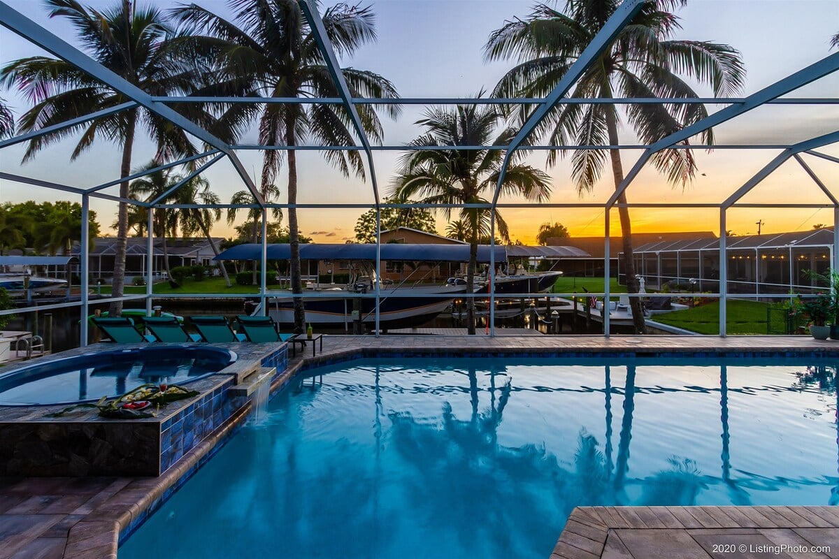 Lounge- und Essbereich auf der Terrasse mit Blick auf den Kanal.