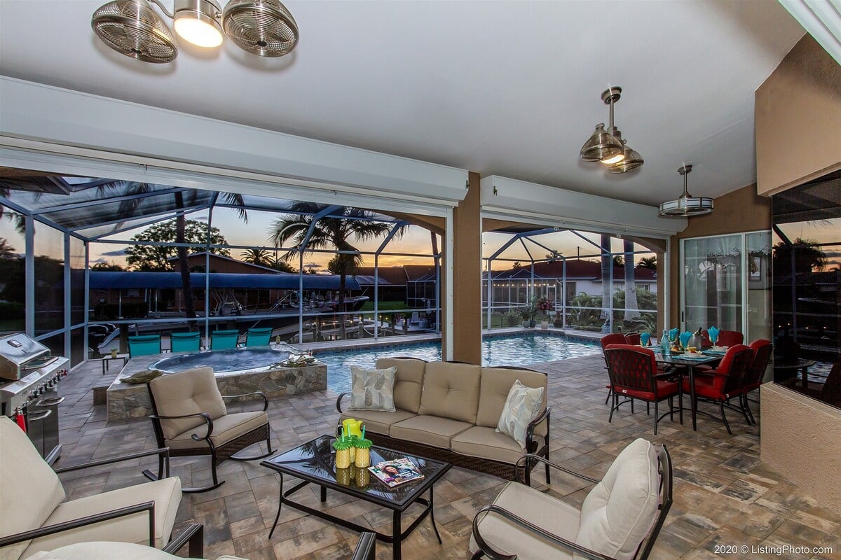 Terrasse am Kanal mit Sitzbereich und Wasserblick.