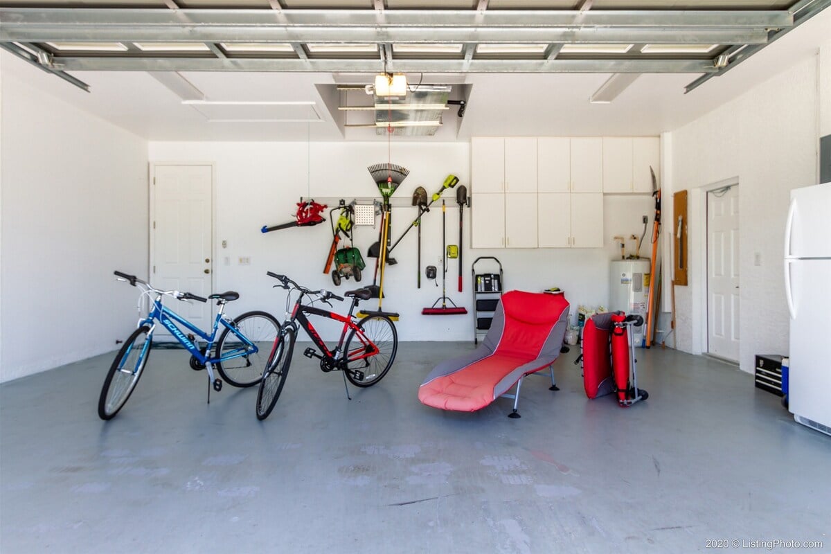 Terrasse am Kanal mit Bootsdock und Kajaks bei Sonnenuntergang.