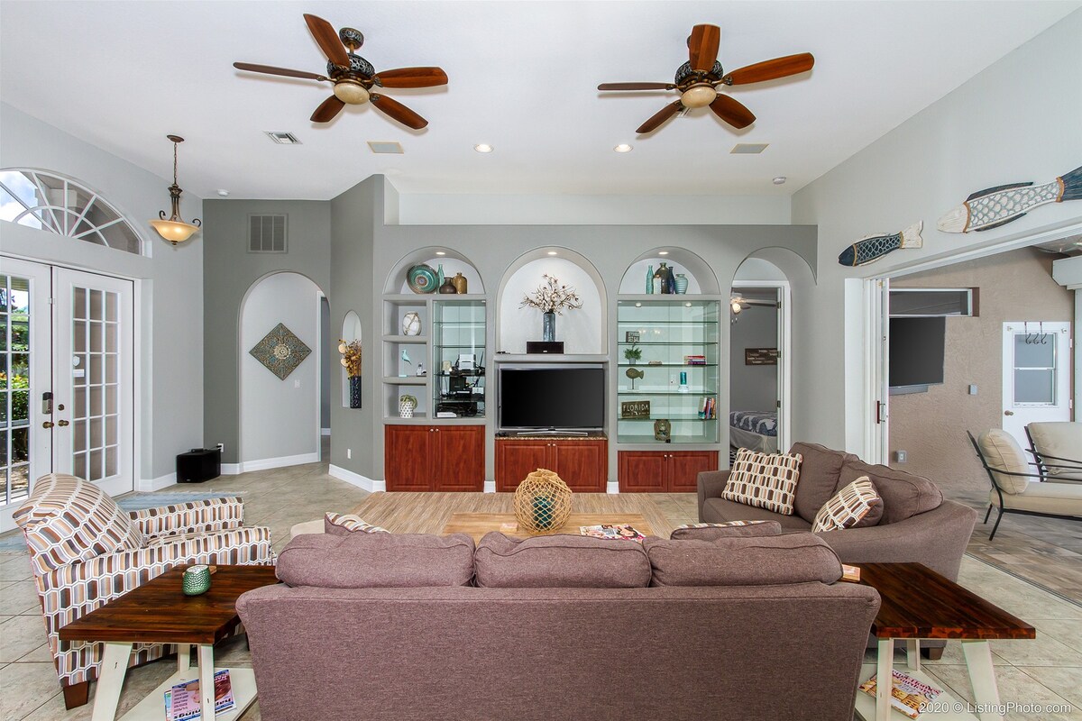 Lounge- und Essbereich auf der Terrasse mit Blick auf den Kanal.