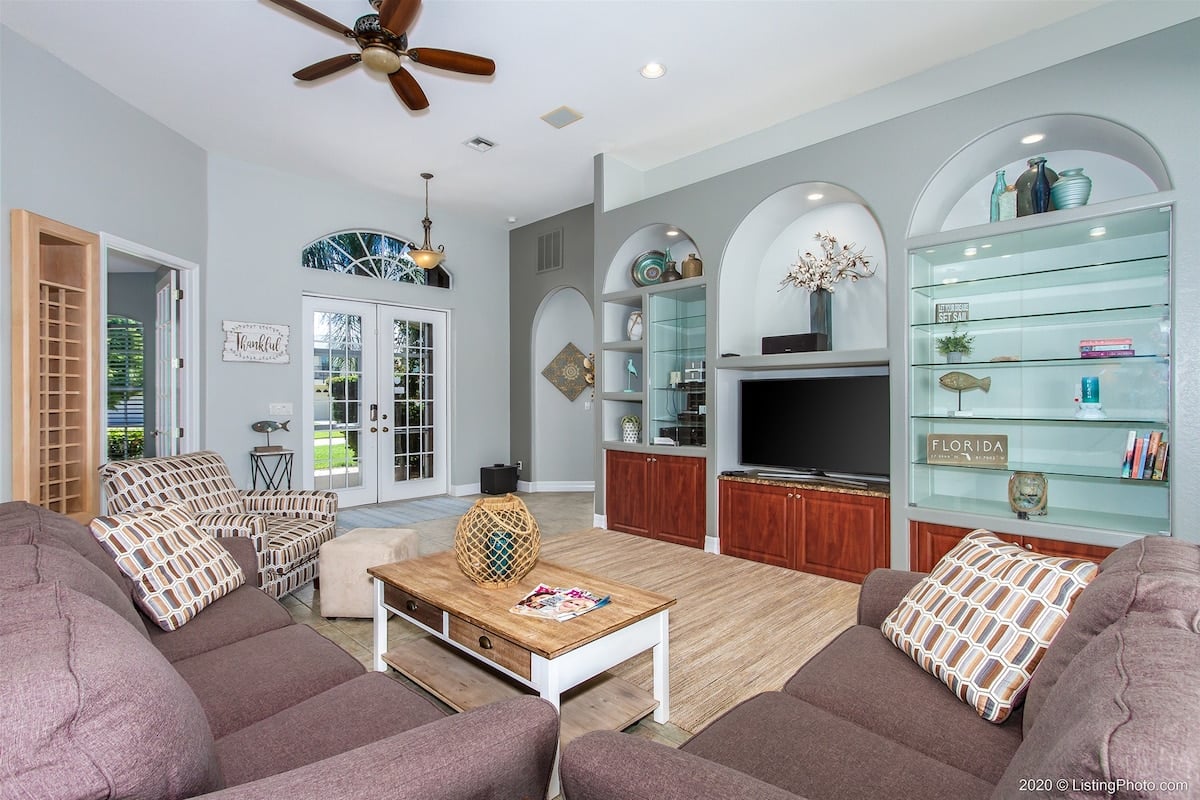 Terrasse am Kanal mit Bootsdock und Kajaks bei Sonnenuntergang.