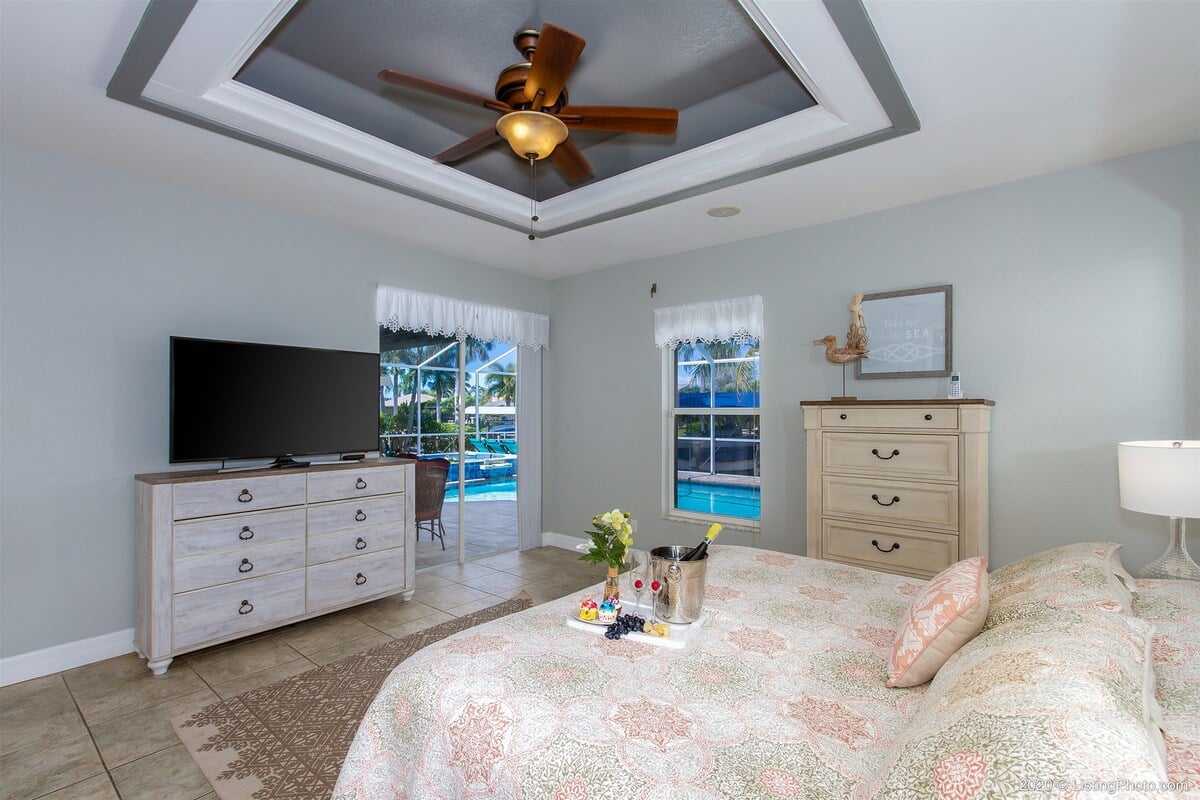 Terrasse mit Outdoor-Essbereich und Blick auf den Kanal.