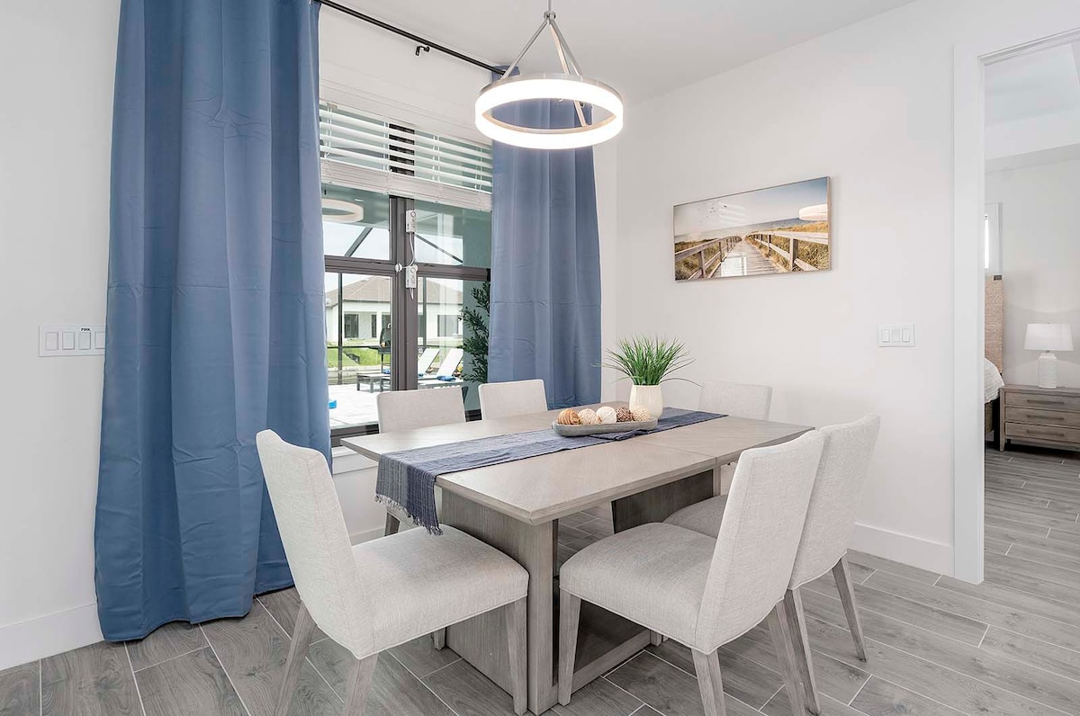 Moderne Luxusvilla mit privatem Pool in ruhiger Lage.