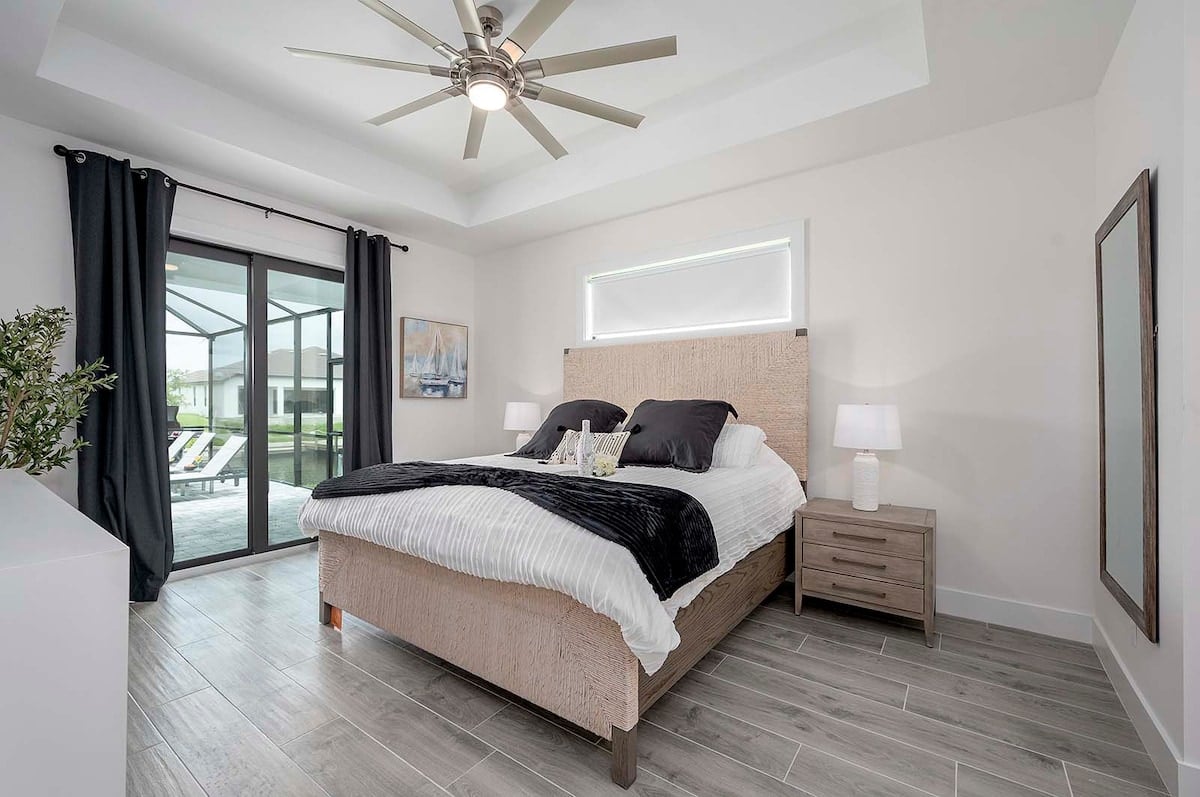 Hauptschlafzimmer mit Zugang zum Pool und Kingsize-Bett