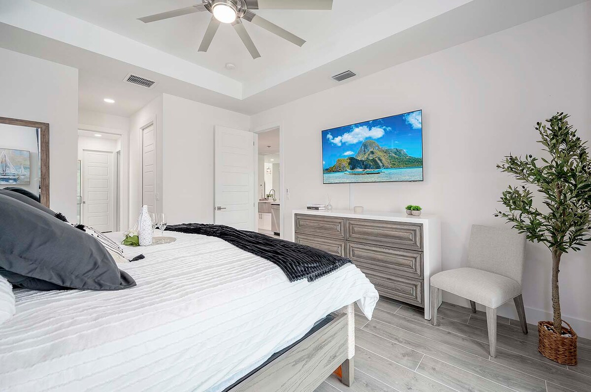 Hauptschlafzimmer mit Smart-TV