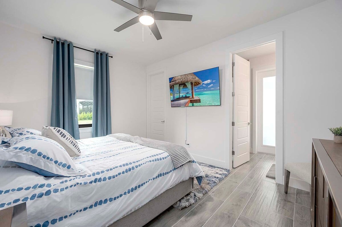 Schlafzimmer mit Kingsize-Bett, eigenem Bad und Zugang zur Terrasse