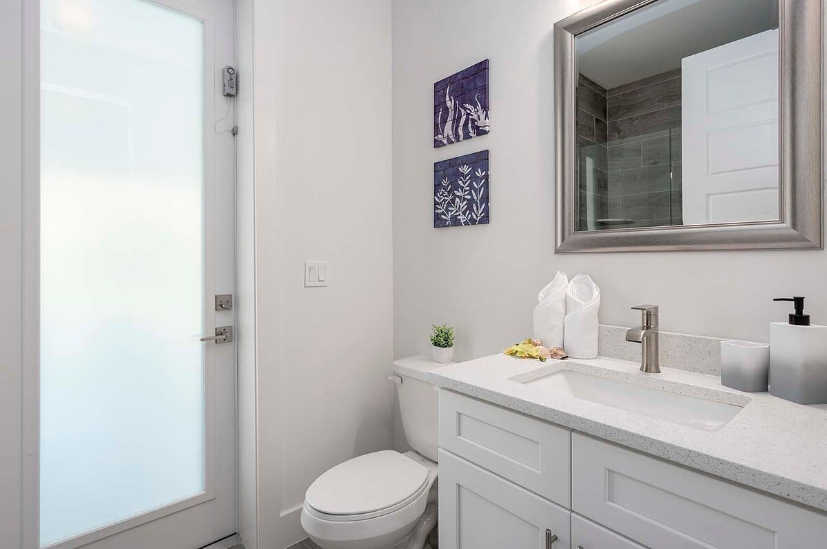 Badezimmer verbunden mit Schlafzimmer mit Kingsize-Bett und Option für Poolbad.