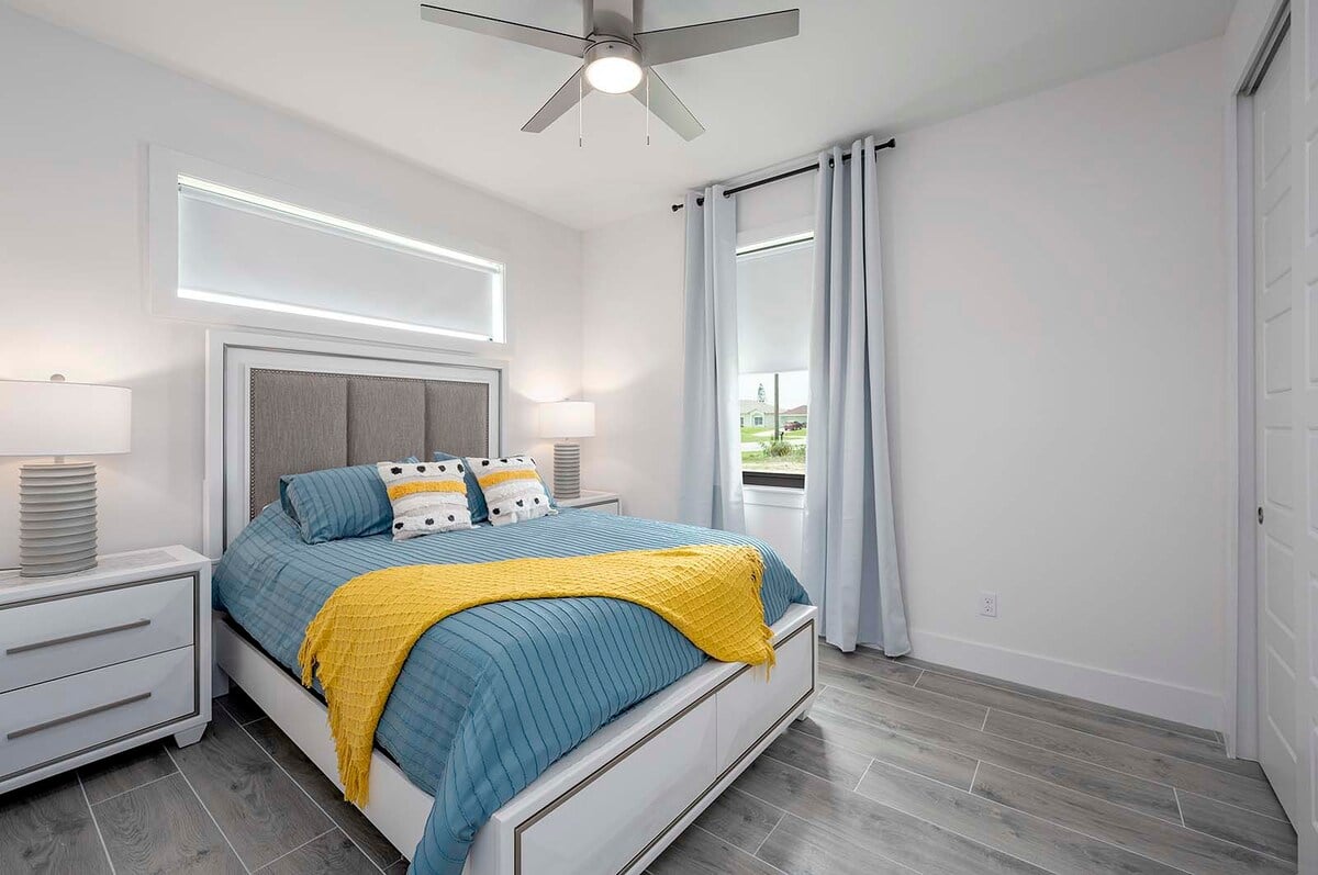 Schlafzimmer mit Queensize-Bett und Gartenblick