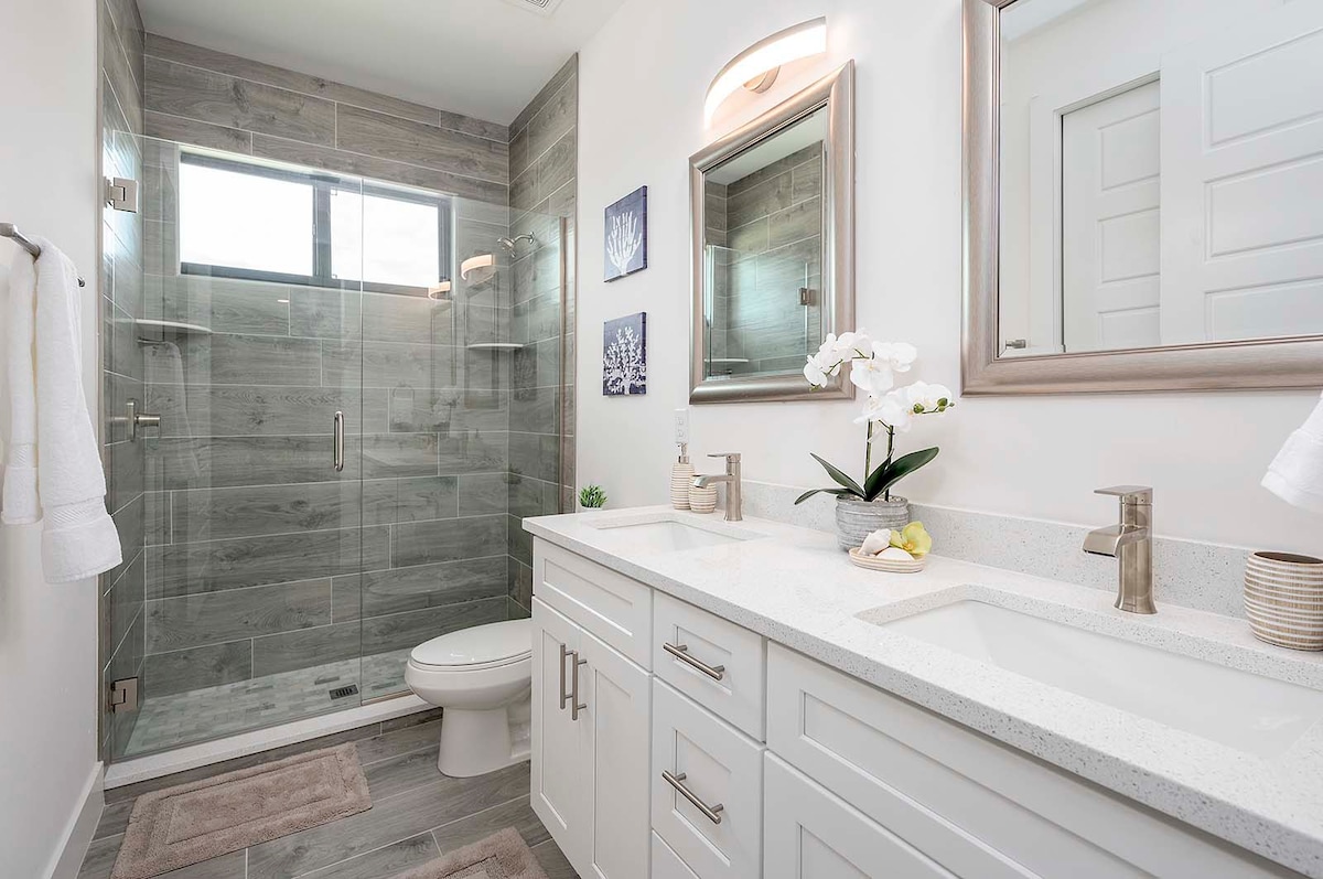 Gästebad mit Doppelwaschbecken und Dusche