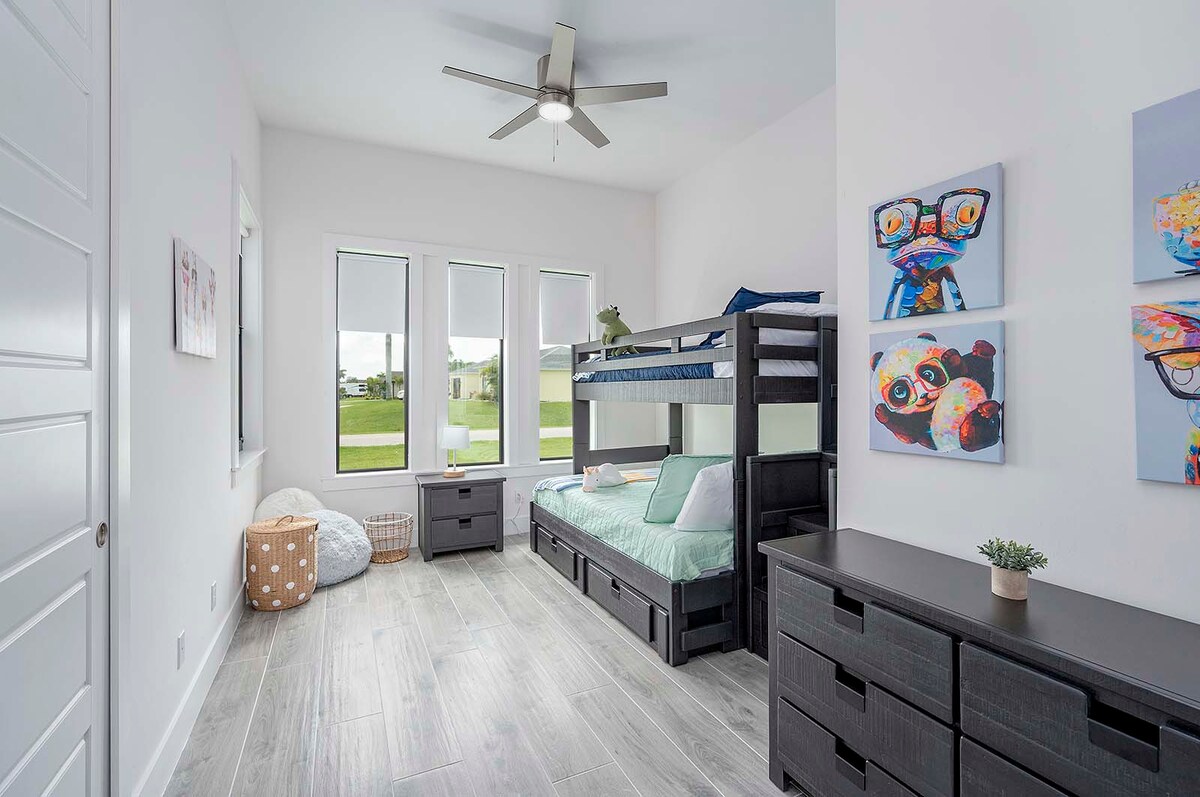 Zimmer mit Etagenbett und Betten im Pyramidenstil