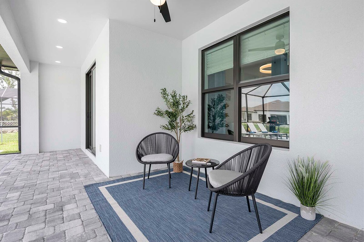 Moderne Luxusvilla in ruhiger Lage in SW Cape Coral mit Golfzugang.