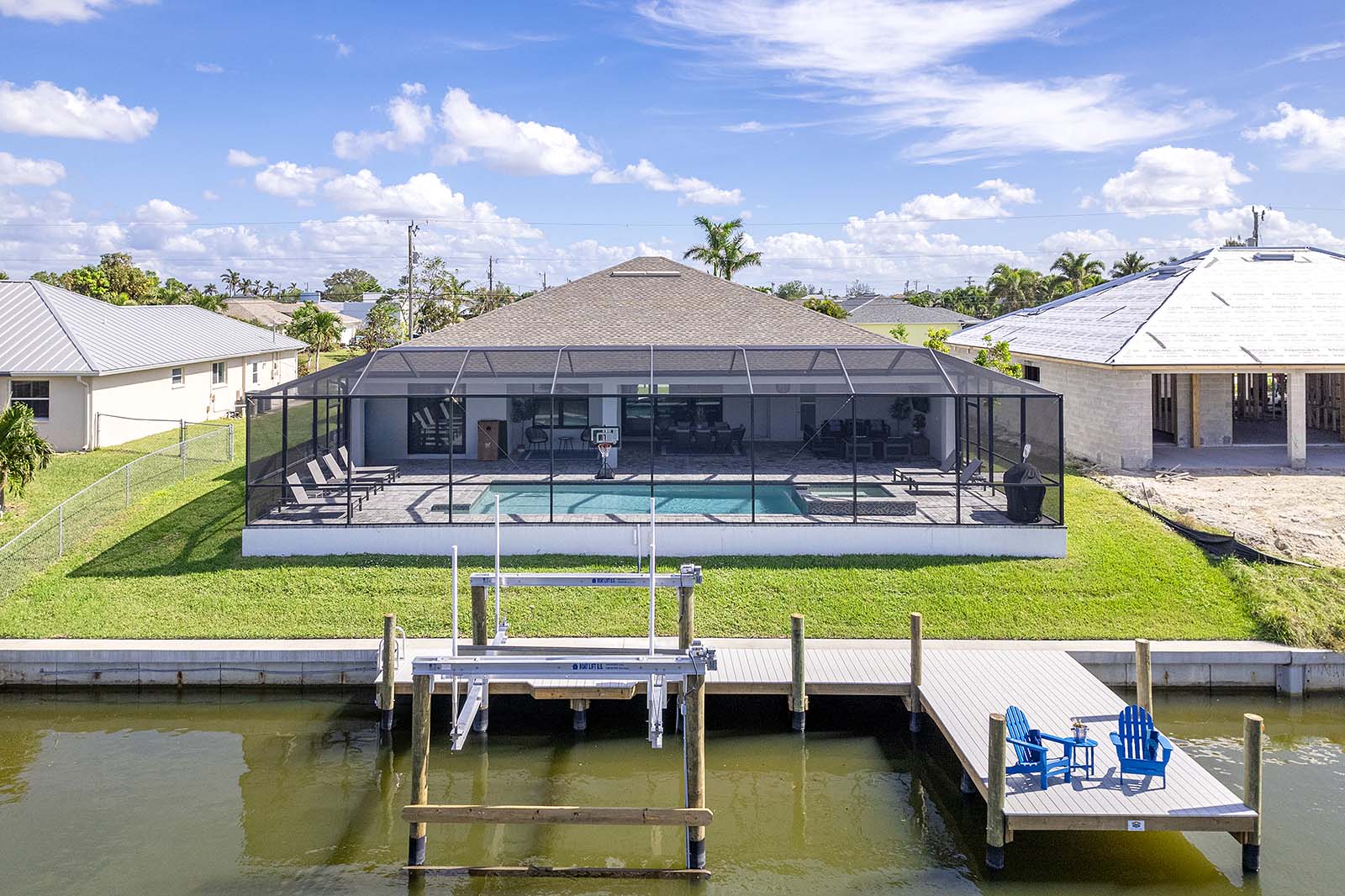 Brandneue Luxusvilla mit vier Schlafzimmern und drei Badezimmern in ruhiger Lage in SW Cape Coral.
