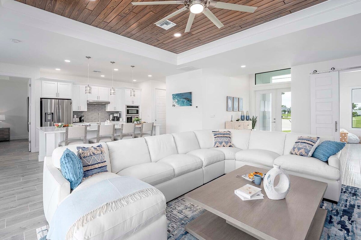 Offener Wohngrundriss mit bequemer Couch