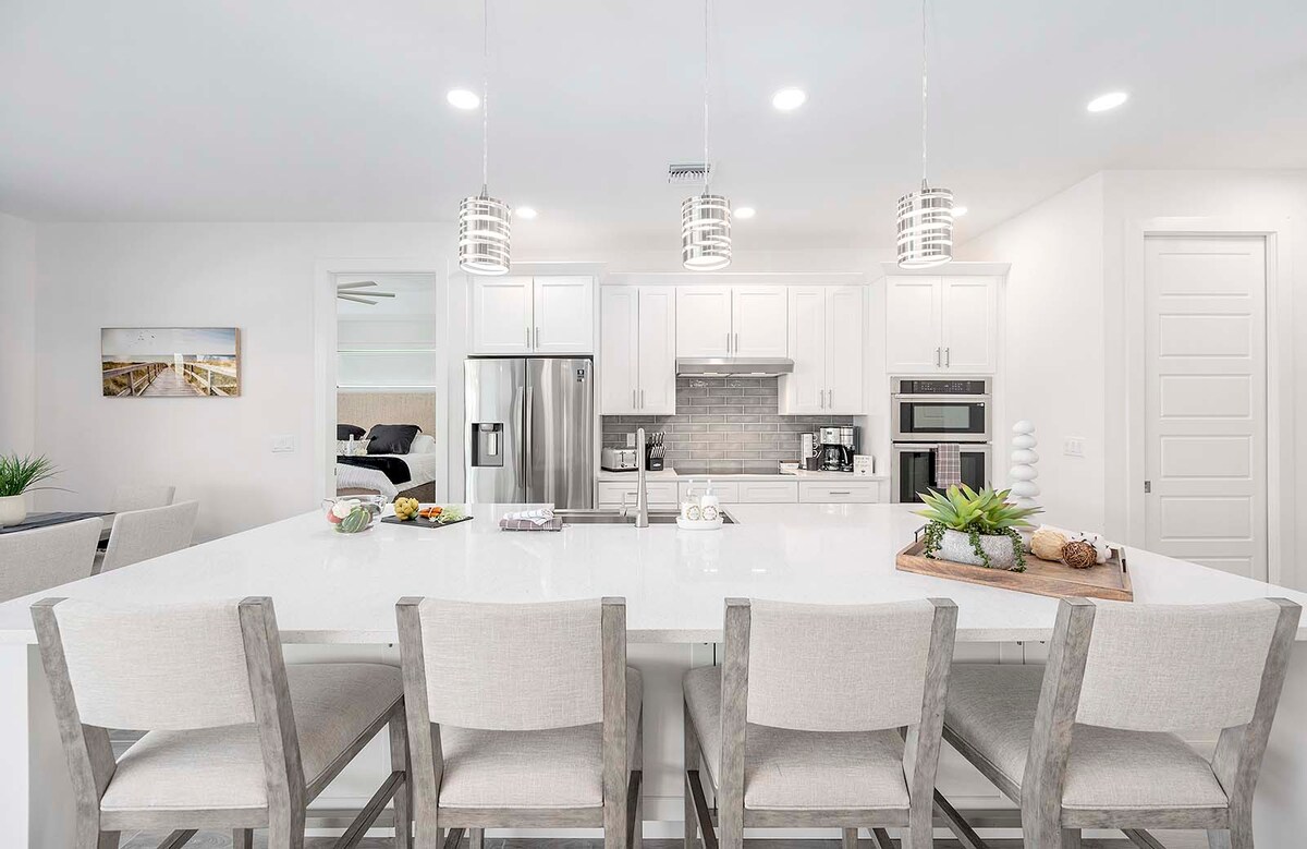 Insel mit zusätzlichen Sitzplätzen ist ideal für Unterhaltung