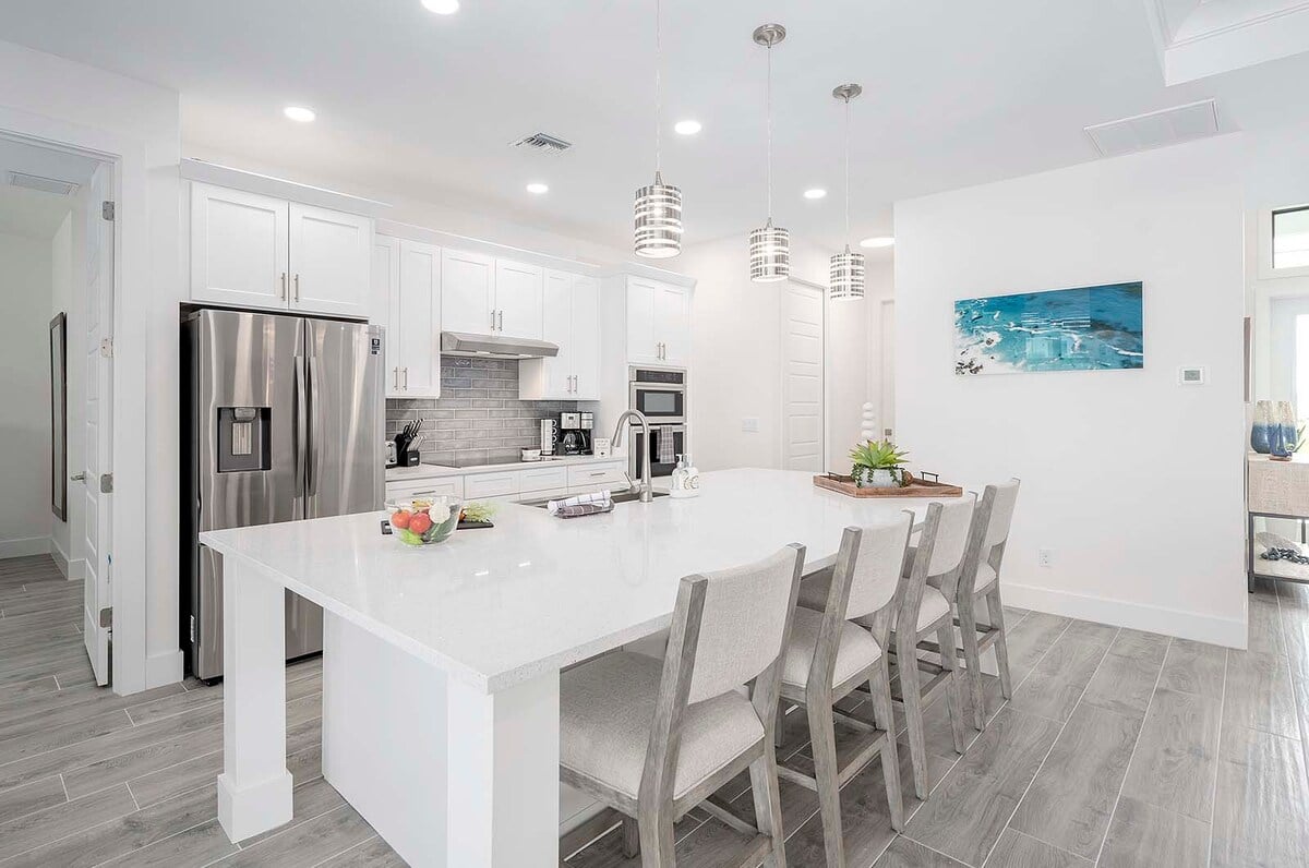 Moderne Luxusvilla mit vier Schlafzimmern und drei Badezimmern in ruhiger Lage in SW Cape Coral.