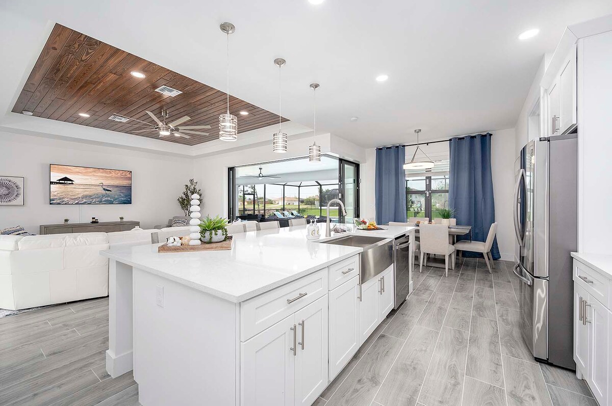 Offener Wohnraum zum Esszimmer, Wohnzimmer und Außenbereich