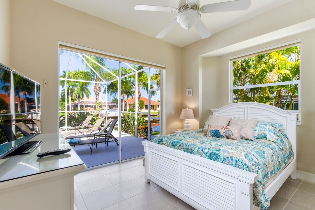 Gästezimmer mit Zugang zur Veranda und einem Queensize-Bett