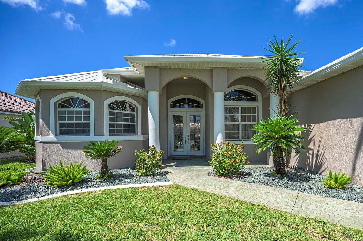 Ferienvilla in SW Cape Coral mit drei Schlafzimmern und drei Badezimmern.