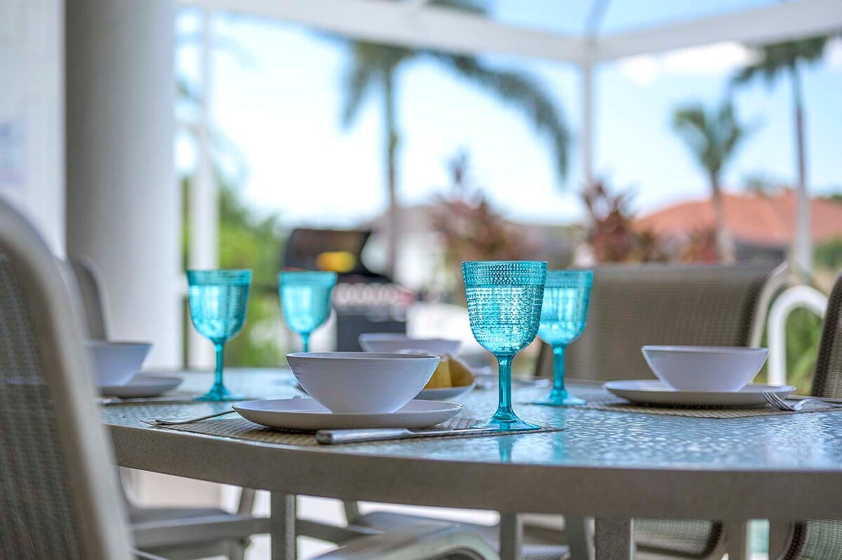 Offener Wohnbereich mit moderner Einrichtung und viel Tageslicht.