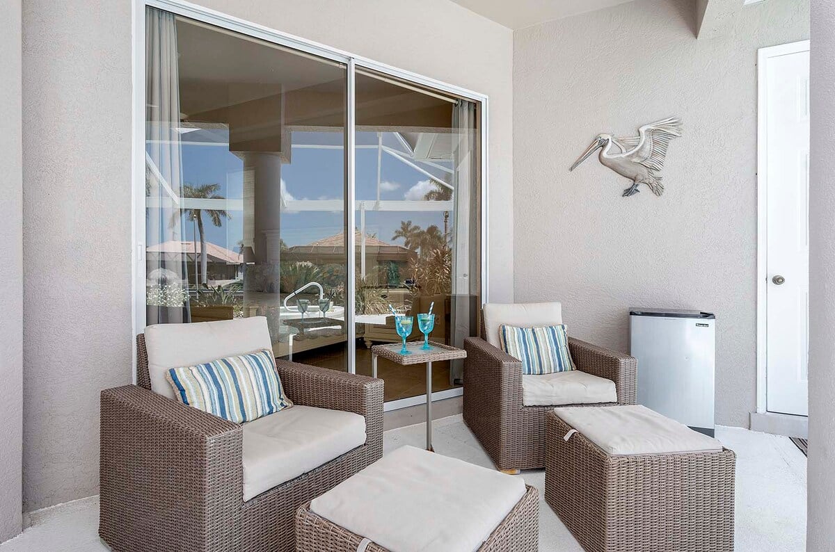 Offener Wohnbereich in einer modernen Ferienvilla in SW Cape Coral.