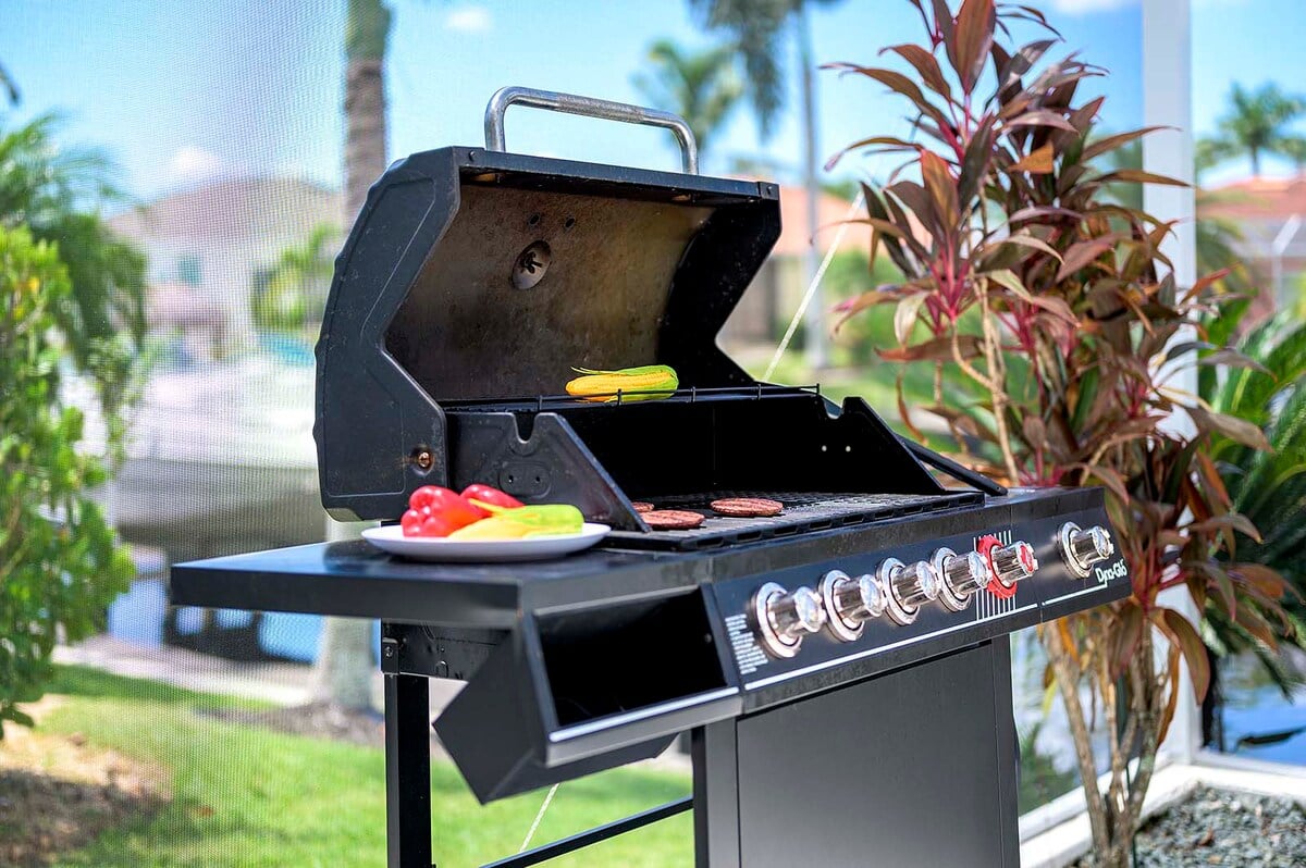 Offen gestalteter Wohnbereich in moderner Ferienvilla.