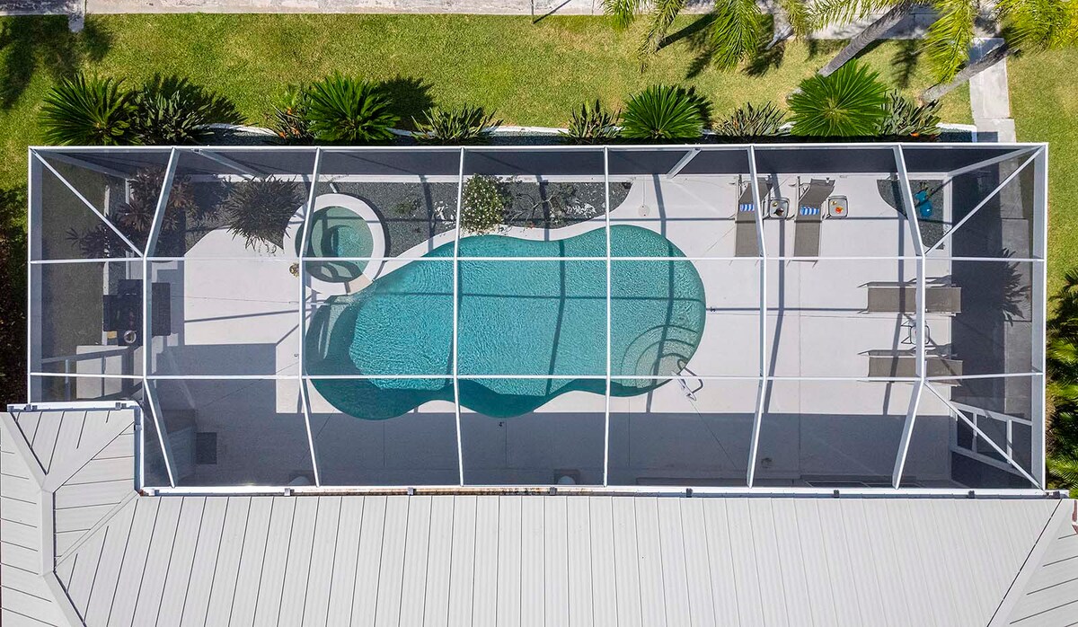 Blick aus der Vogelperspektive auf den Swimmingpool und das Spa