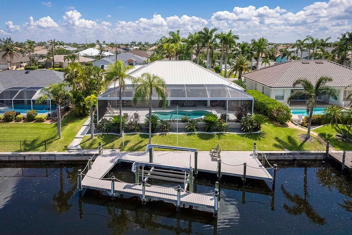 Offener Wohnbereich mit moderner Einrichtung und viel Tageslicht.